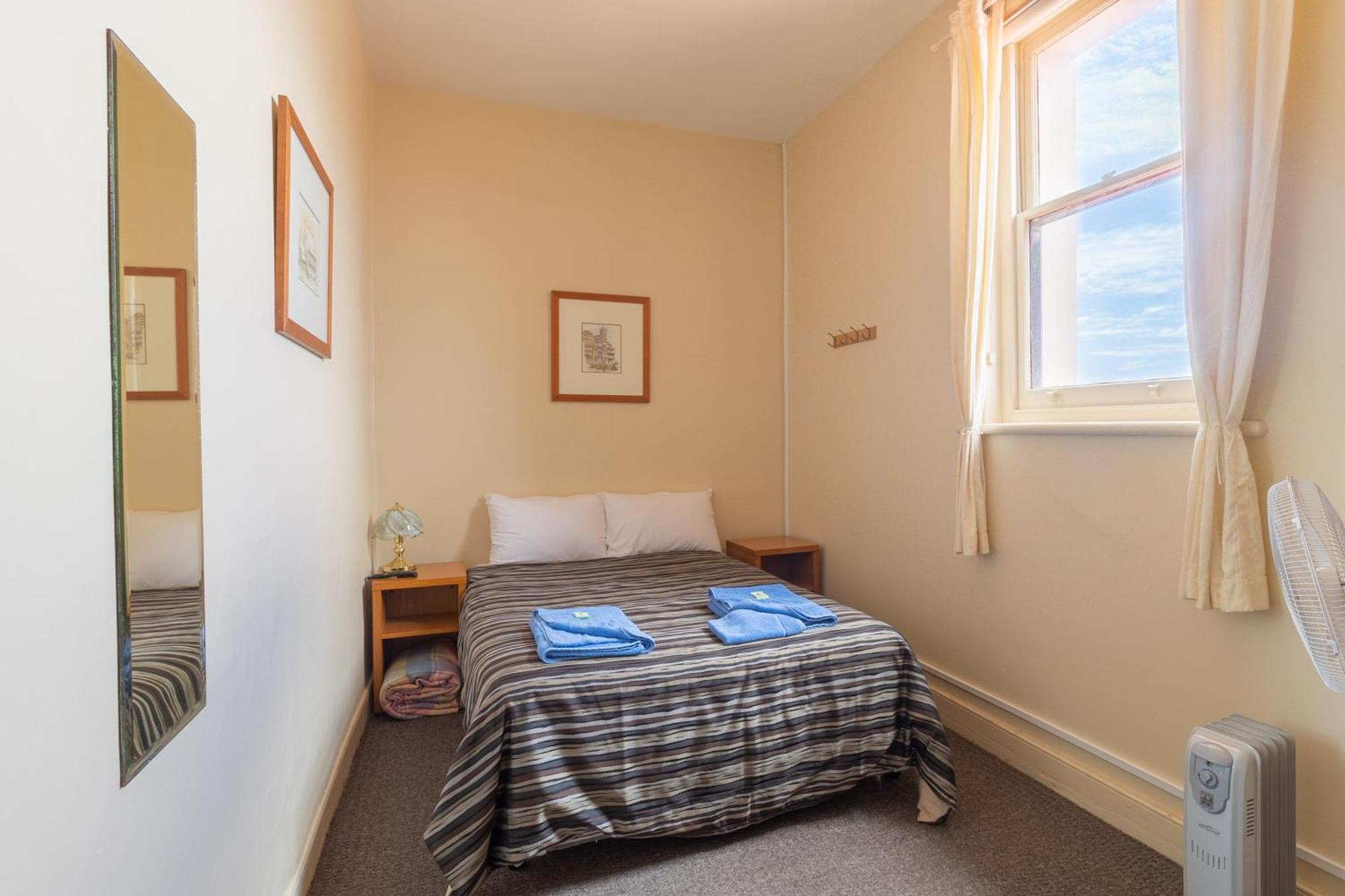 The Victoria Hotel Port MacDonnell Room photo