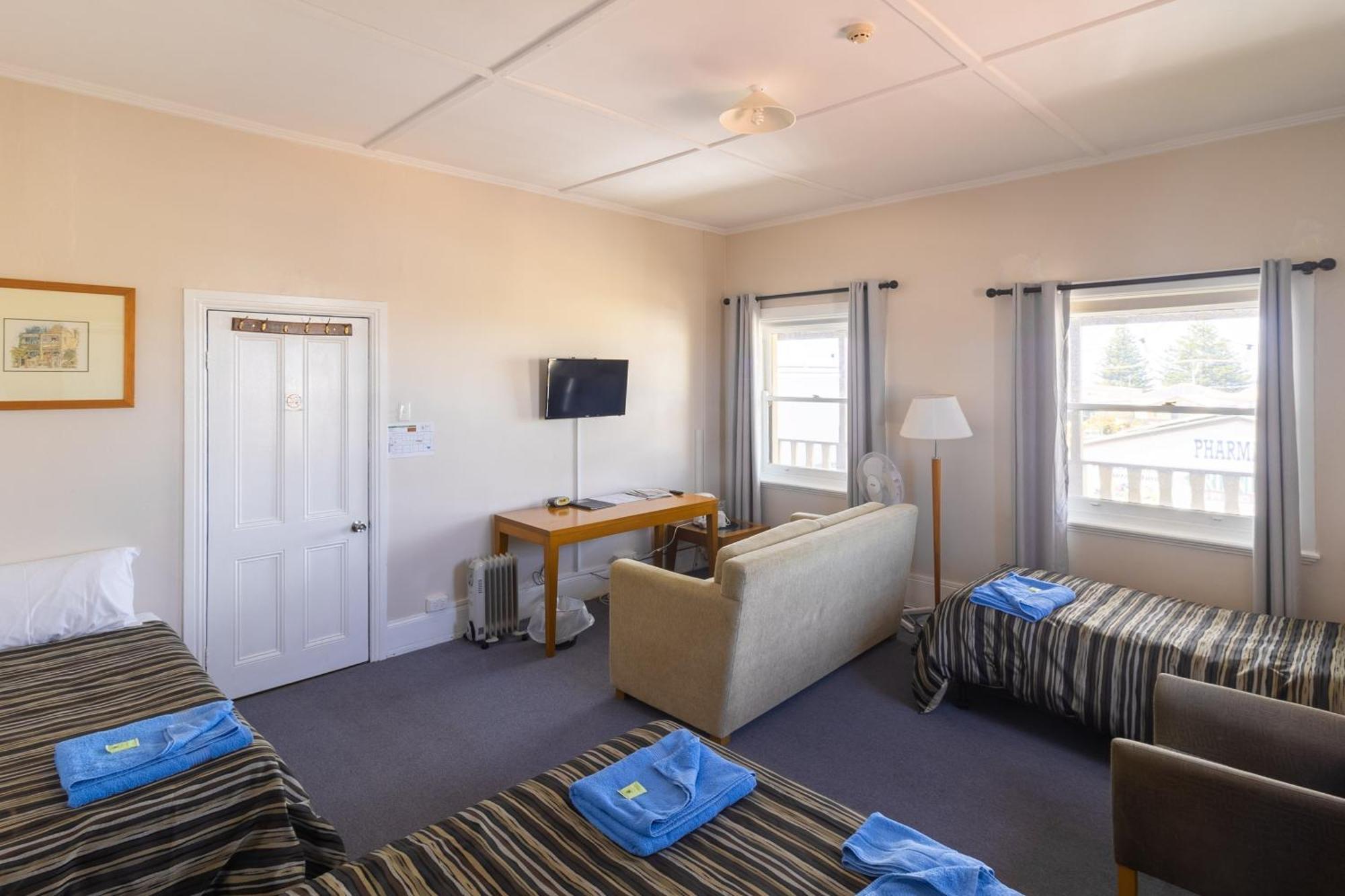 The Victoria Hotel Port MacDonnell Room photo